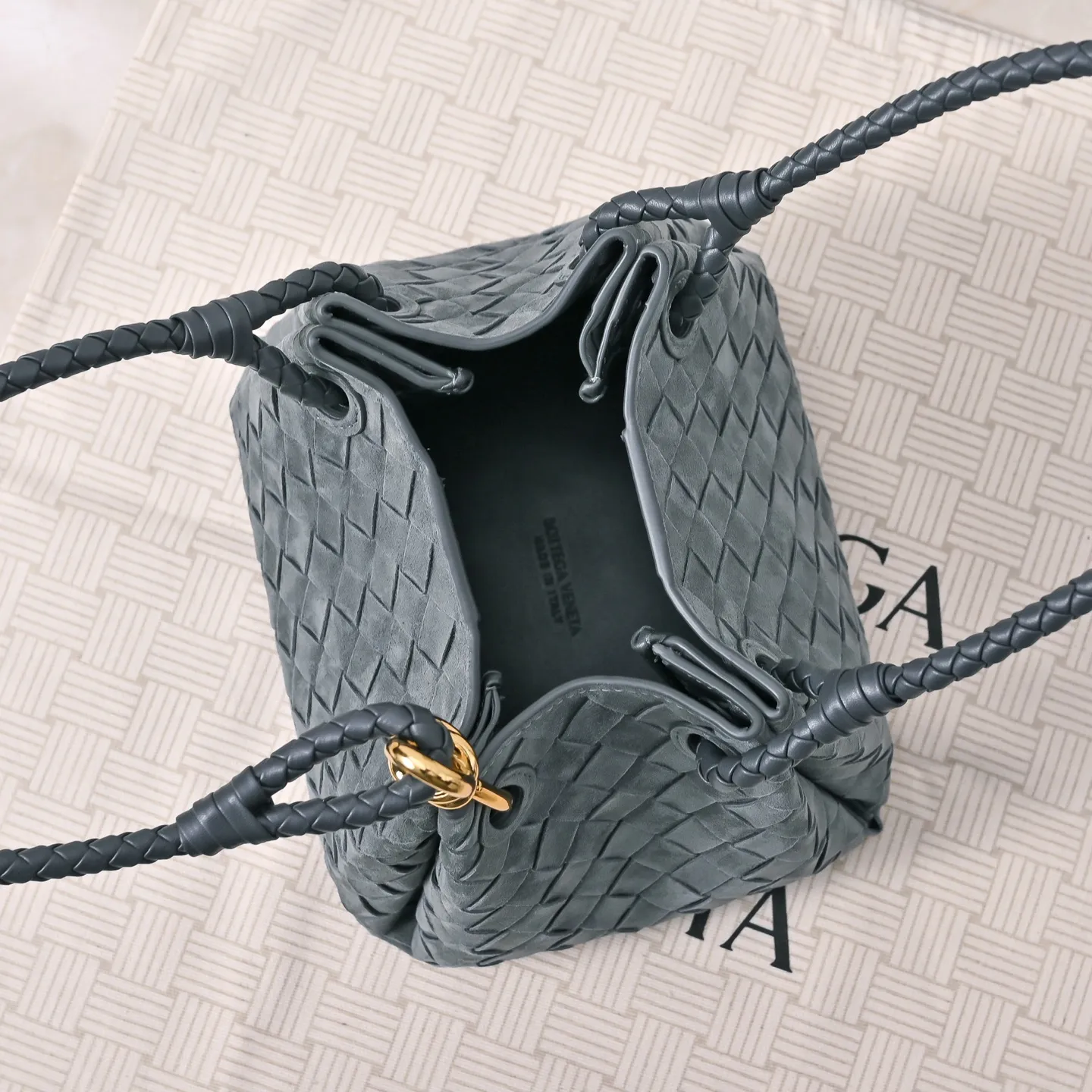 Batch 1760 BV's new intrecciato suede woven leather shoulder bag. It comes with a detachable cross-body strap. It comes with a mini bag inside. The appearance retains the unique design of BV woven. The parachute bag is a bag that makes people excited before seeing the actual thing. The small gold knot embellishment is full of simple and high-end sense to meet your needs in different occasions. Model: 6569 Size: 21X17X16.5cm